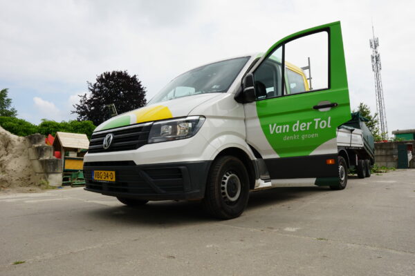 Busje van Van der Tol op parkeerplaats in Hollandsche Rading